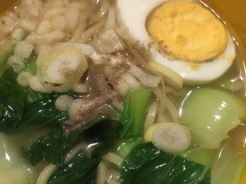 チンゲン菜、揚げ玉、卵の味噌ラーメン